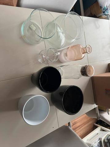 Diverse vazen en bloempotten beschikbaar voor biedingen