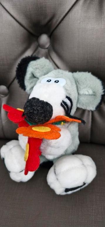 Knuffel muis met bosje bloemen beschikbaar voor biedingen