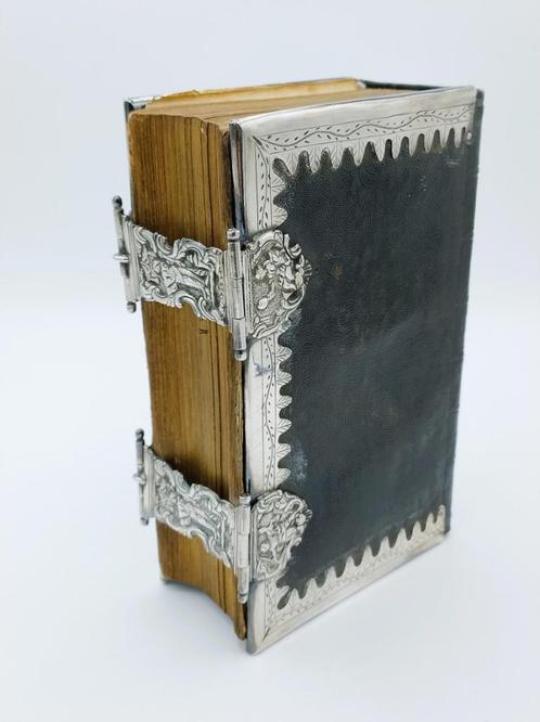Bijbel met zilveren sloten en beslag, L. Wijnants, Sappemeer, Antiek en Kunst, Antiek | Boeken en Bijbels, Verzenden