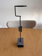 Zwart metalen kandelaar op steen zigzag golvend spiral, Gebruikt, Zwart, Ophalen of Verzenden, Metaal
