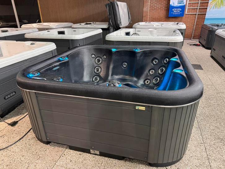 Blackpool 6 persoons Balboa jacuzzi Plug & Play, Tuin en Terras, Bubbelbaden en Hottubs, Zo goed als nieuw, Filter, Ophalen