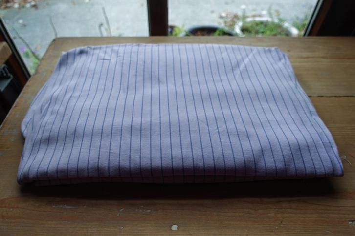 lap lila viscose met paarse streepjes - nr 26 + 1 gratis, Hobby en Vrije tijd, Stoffen en Lappen, Nieuw, Overige materialen, 120 cm of meer