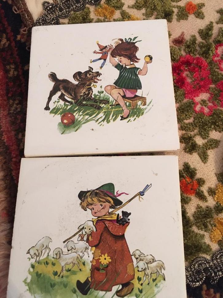Retro tegeltjes met leuke afbeeldingen/gemerkt., Antiek en Kunst, Antiek | Wandborden en Tegels, Ophalen of Verzenden