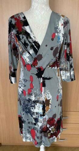 Zoi jurk maat M, Kleding | Dames, Jurken, Zo goed als nieuw, Maat 38/40 (M), Grijs, Knielengte, Ophalen of Verzenden