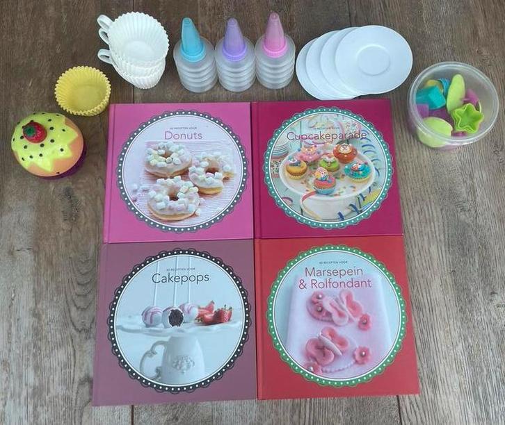 Set bakaccessoires + 4 receptenboekjes + cupcake standaard, Boeken, Kookboeken, Nieuw, Taart, Gebak en Desserts, Europa, Ophalen of Verzenden