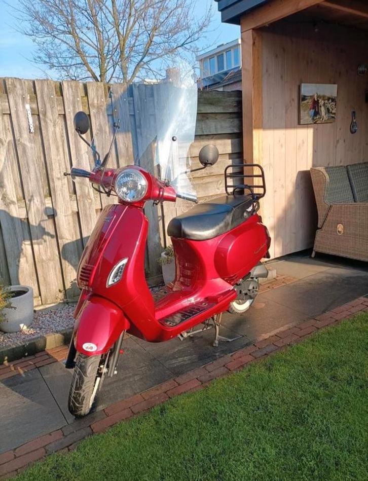 Mooie rode scooter., Fietsen en Brommers, Snorfietsen en Snorscooters, Overige merken, Benzine, Ophalen