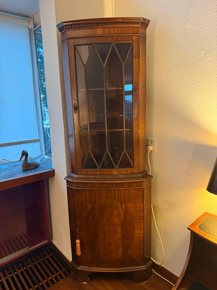 Reprodox Hoekvitrinekast Bevan Funnell Wassenaar, Antiek en Kunst, Antiek | Meubels | Kasten, Ophalen of Verzenden