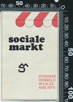 Sticker: Sociale Markt - 1975 - Stadhuis Hengelo, Ophalen of Verzenden, Zo goed als nieuw, Bedrijf of Vereniging