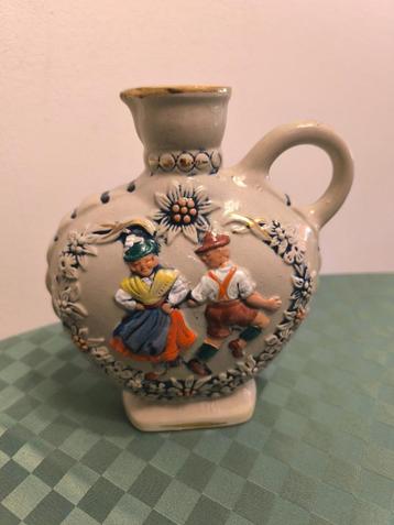 Vintage keramische sierkruik met reliëfdecoratie en folklori beschikbaar voor biedingen