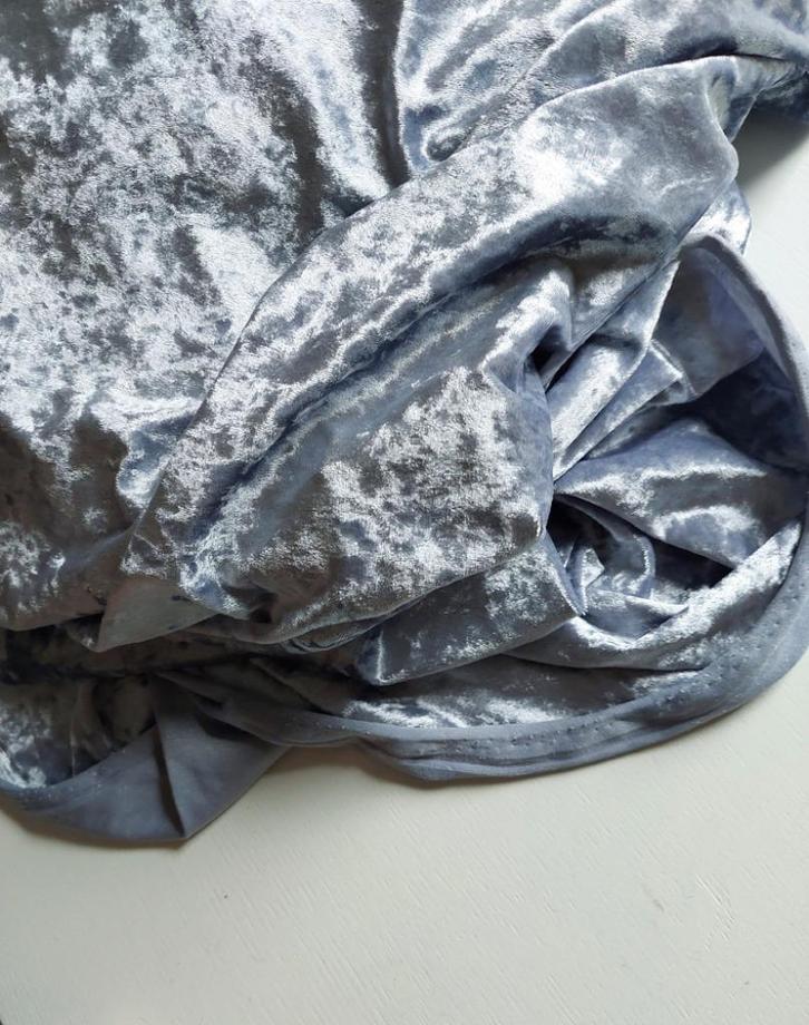 1,7 meter stretch velours crushed fluweel zilver lichtgrijs, Hobby en Vrije tijd, Stoffen en Lappen, Nieuw, Katoen, 120 cm of meer