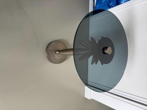 Bijzettafel met glasplaat en bronzen palmvoet –Kare Design, Huis en Inrichting, Tafels | Bijzettafels, Gebruikt, Rond, 45 tot 60 cm
