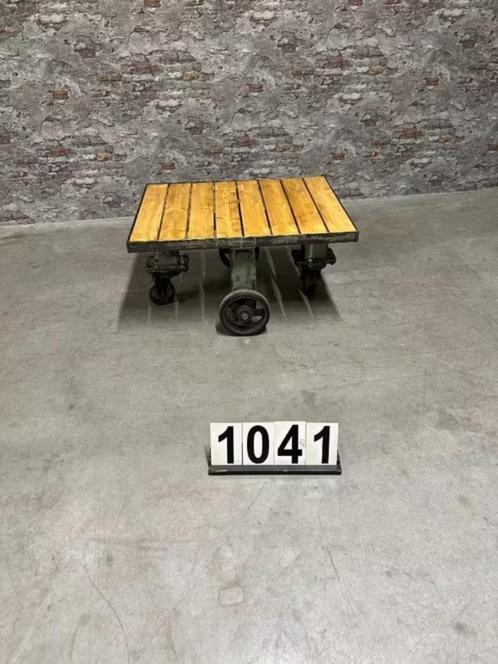 Industriële vintage salontafel op wielen nr1041, Antiek en Kunst, Antiek | Meubels | Tafels, Ophalen of Verzenden