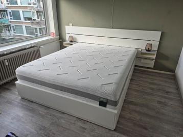 Bed 160x200 Zo goed als nieuw! Met hoofdbord en kastjes. beschikbaar voor biedingen