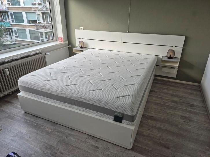 Bed 160x200 Zo goed als nieuw! Met hoofdbord en kastjes., Huis en Inrichting, Slaapkamer | Bedden, Zo goed als nieuw, Tweepersoons