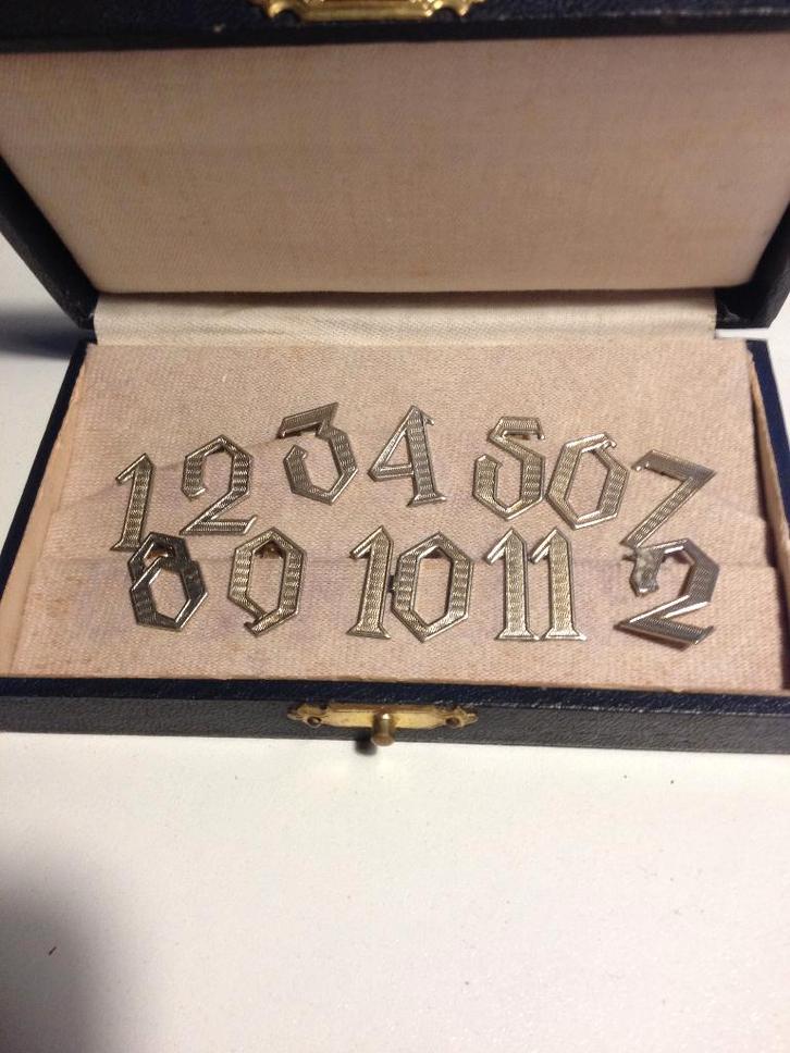 antiek doosje met verzilverde tafelnummertjes, Antiek en Kunst, Antiek | Bestek, Verzenden