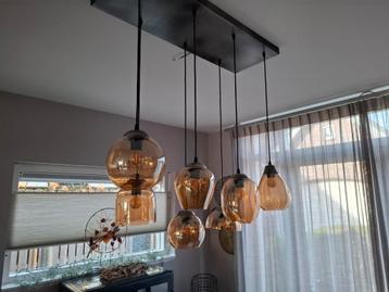 Moderne hanglamp boven eettafel beschikbaar voor biedingen