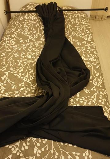 Gordijnroede en verduisterende zwarte gordijnen beschikbaar voor biedingen