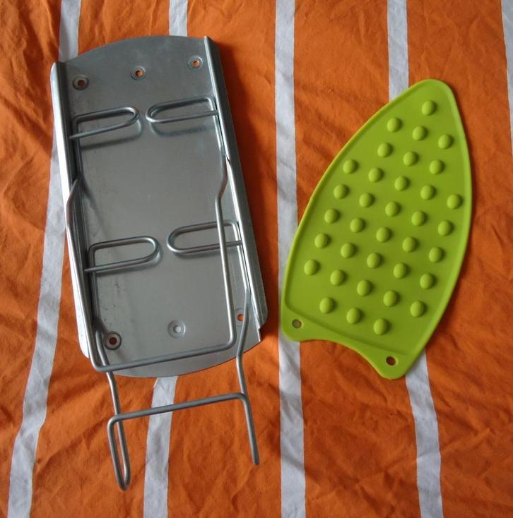 Te koop een stevige metalen strijkijzerhouder van Ikea., Huis en Inrichting, Woonaccessoires | Overige, Zo goed als nieuw, Ophalen of Verzenden