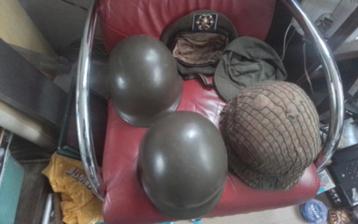 Militaire hoofddeksels 't.w. 3 helmen en 2 petten beschikbaar voor biedingen
