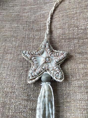 Antieke? Mooie Gablonzer, ster met metaal en glas steentjes beschikbaar voor biedingen