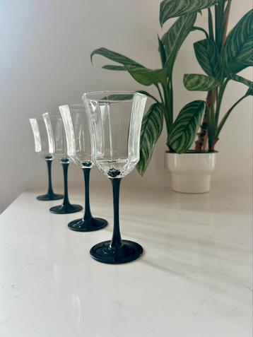 4 vintage wijnglazen luminarc Octime zwarte steel. 225 ml beschikbaar voor biedingen