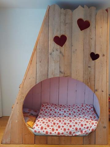 Prachtig en uniek bed steigerhout met verdieping beschikbaar voor biedingen