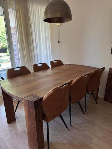 Massief houten eettafel beschikbaar voor biedingen