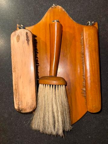 Vintage Borstelset met Houten Houder beschikbaar voor biedingen