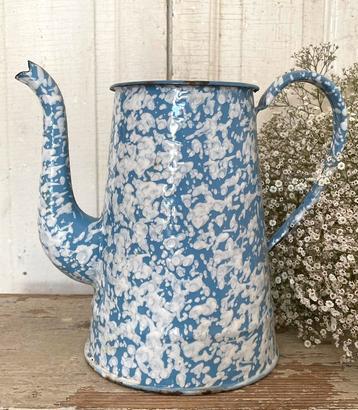 Emaille oude Franse koffiepot licht blauw met wit  beschikbaar voor biedingen