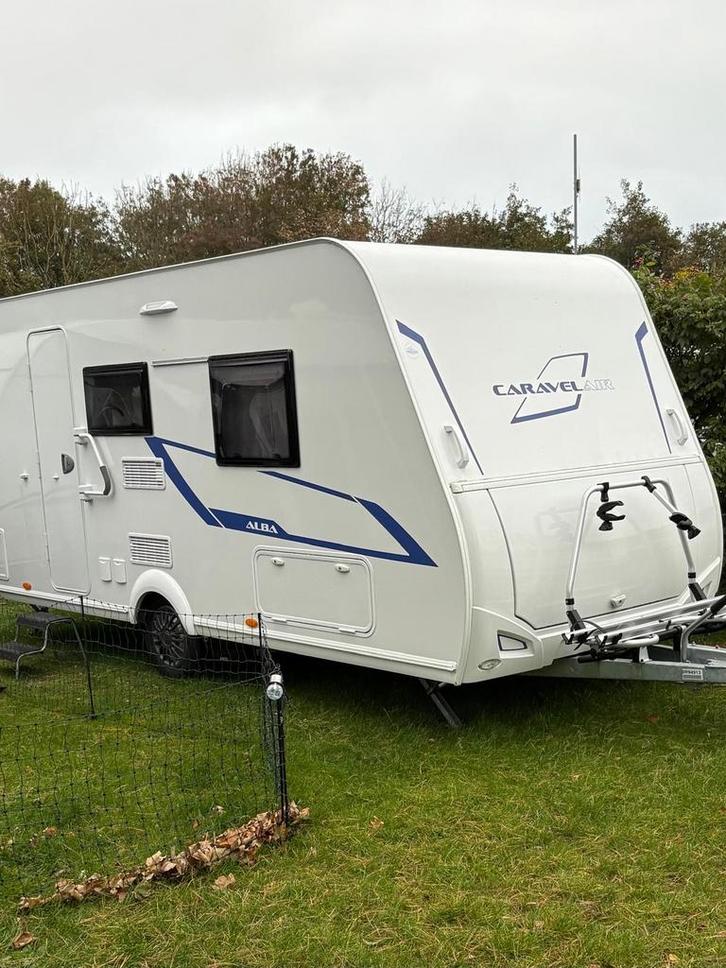 Caravelair Alba 472 - Enkele Bedden - 2025, Caravans en Kamperen, Caravans, Particulier, tot en met 4, 1000 - 1250 kg, Overige