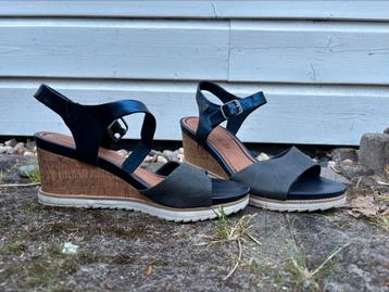 Metallic blauwe sleehak beschikbaar voor biedingen