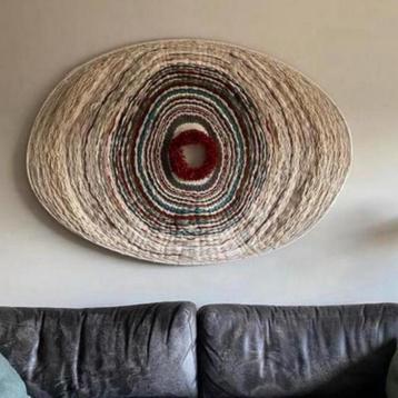 Handgeweven wandkleed in zandkleur met kleuraccenten beschikbaar voor biedingen