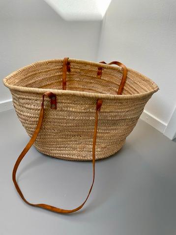 Rieten tas met leren schouderhengsels. beschikbaar voor biedingen