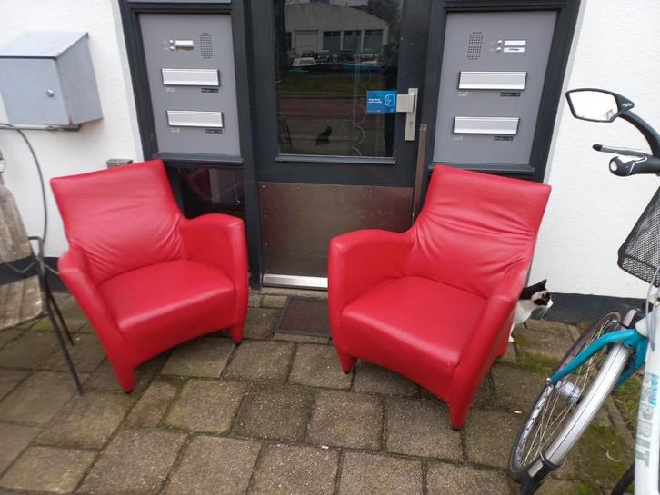 Twee rode lederen fauteuils, lichte gebruikerssporen, Huis en Inrichting, Fauteuils, Gebruikt, Leer, 50 tot 75 cm, Minder dan 75 cm