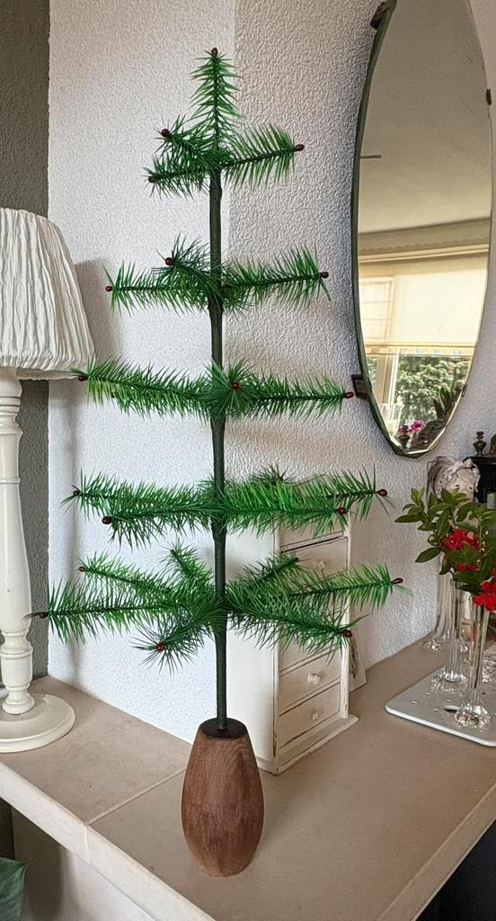 Feathertree in 5 lagen op een houten voetje gemaakt  64 cm., Diversen, Kerst, Ophalen of Verzenden