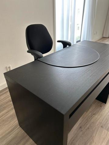 Zo goed als nieuwe donkerbruine/zwart bureau met bureaustoel beschikbaar voor biedingen