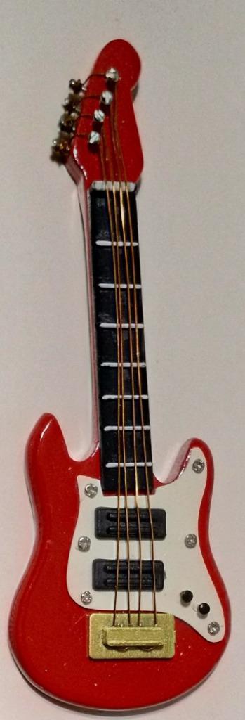 een ongeveer 9cm lange mini gitaar met rode kast. beschikbaar voor biedingen