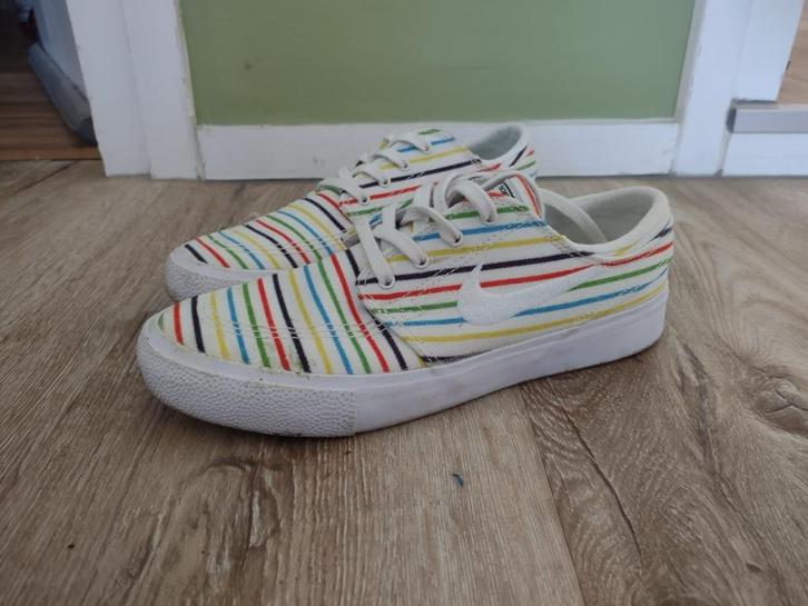 Prachtige witte gekleurde lage canvas Nike sneakers, mt 36,5, Kleding | Dames, Schoenen, Zo goed als nieuw, Sneakers of Gympen