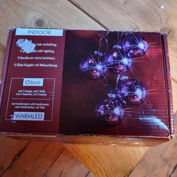 Verlichten kerstballen op stroom beschikbaar voor biedingen