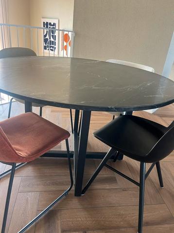 Marmeren tafel 130x130 cm beschikbaar voor biedingen