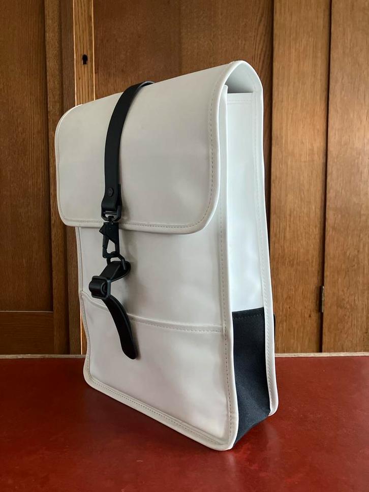 Stijlvolle witte rugzak van Rains, Sieraden, Tassen en Uiterlijk, Tassen | Rugtassen, Zo goed als nieuw, Overige merken, 25 tot 40 cm