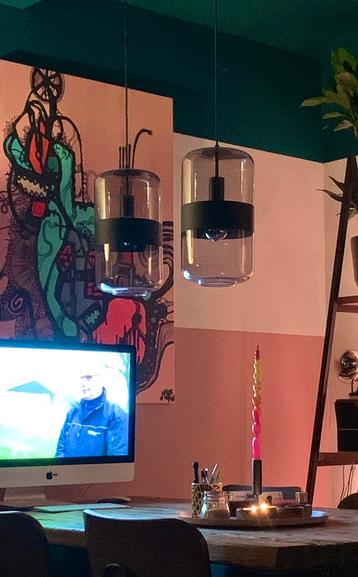 Set van 2 glazen lampen met zwarte band. Plafond hanglamp beschikbaar voor biedingen