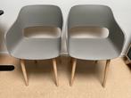 2 Grijze Kunststof Stoelen met Houten Poten, Ophalen, Kunststof, Twee, Zo goed als nieuw