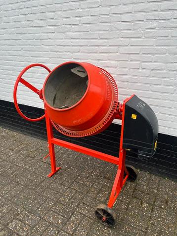 TE HUUR: Betonmolen 135 liter LESCHA beschikbaar voor biedingen
