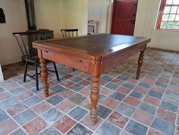 Antieke tafel met lederen blad beschikbaar voor biedingen