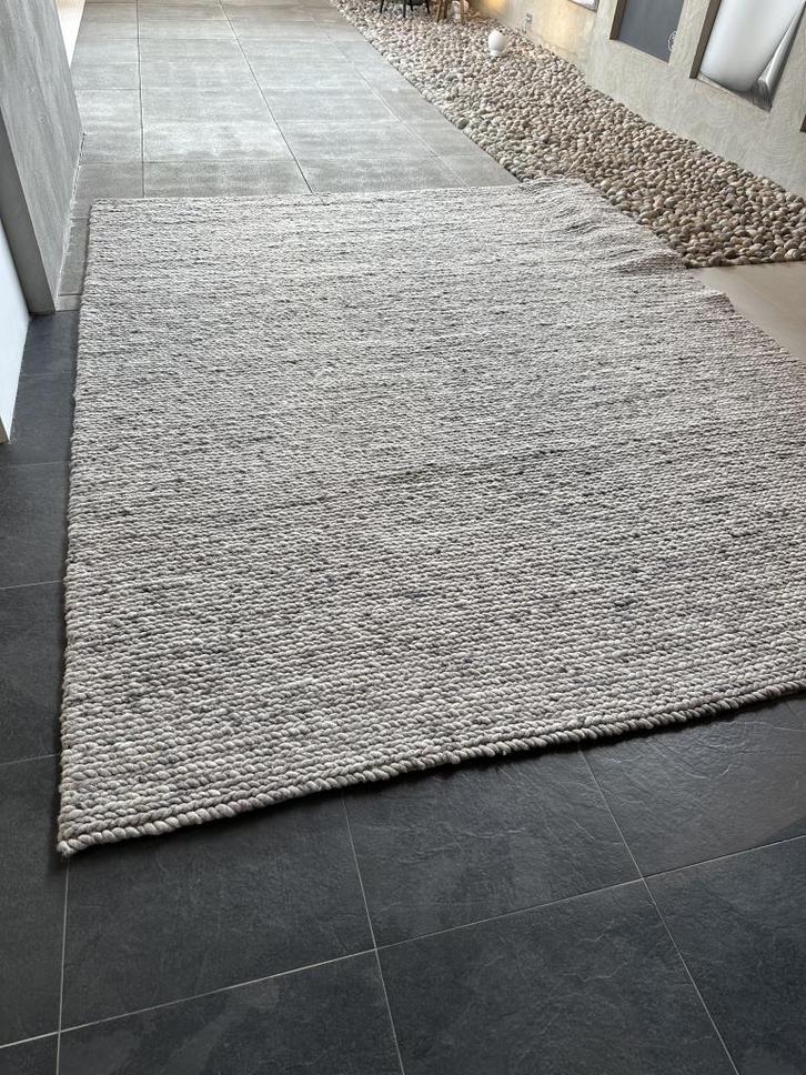 Wol geknoopt Perletta vloerkleed zand - grijs, Huis en Inrichting, Stoffering | Tapijten en Kleden, Nieuw, 200 cm of meer, 200 cm of meer