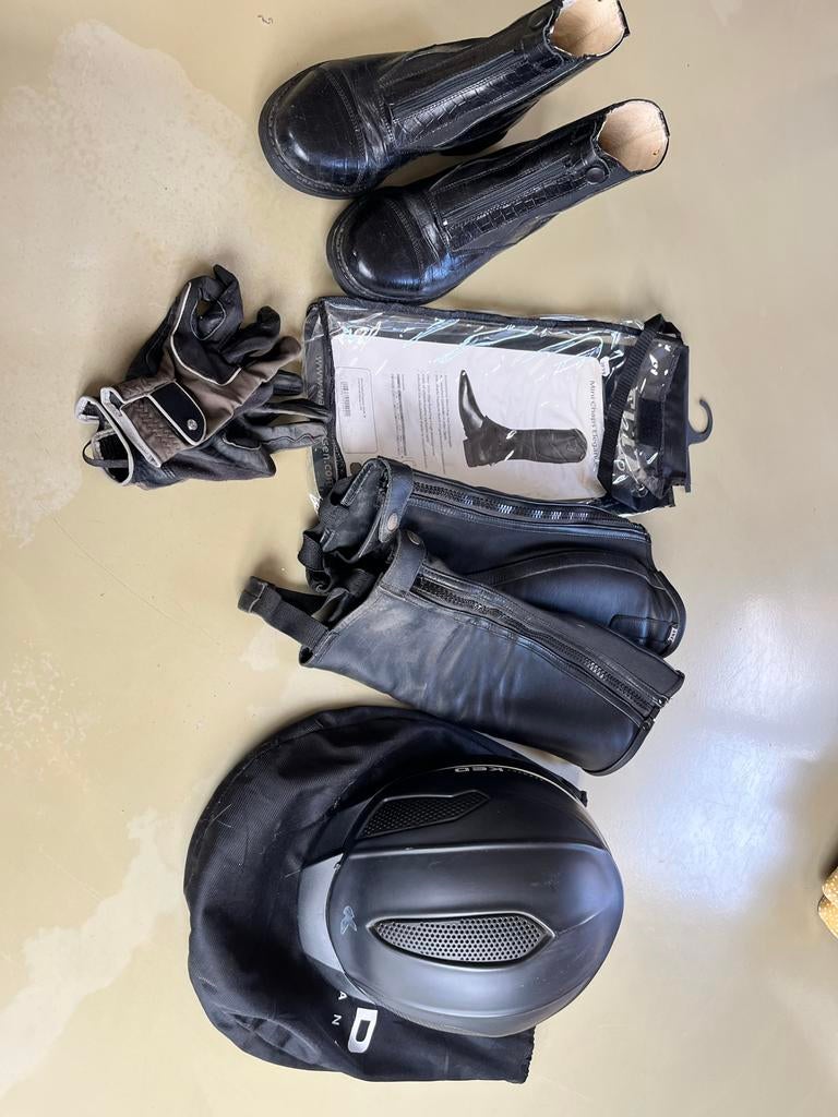 Paardrij schoeisel, handschoenen en cap, Dieren en Toebehoren, Paardrijkleding, Ophalen, Zo goed als nieuw, Overige soorten, Schoeisel