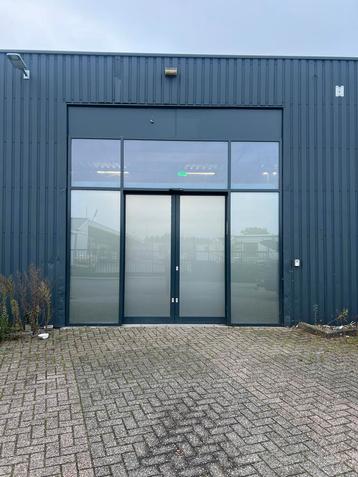Aluminium Entree met Elektrische Schuifdeuren - Zo Goed Als  beschikbaar voor biedingen