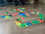 Flexibele racebaan met zelfrijdende auto’s met lichtjes, Kinderen en Baby's, Speelgoed | Racebanen, Ophalen of Verzenden, Zo goed als nieuw