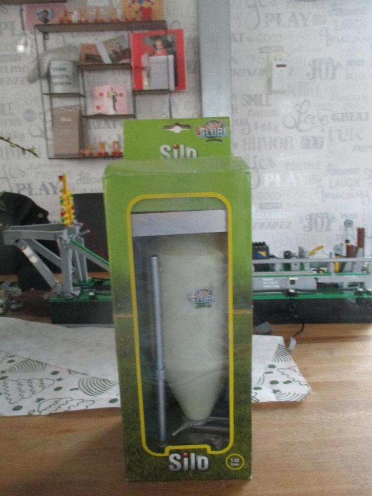 KIDS GLOBE VOER SILO, Hobby en Vrije tijd, Modelauto's | 1:32, Tractor of Landbouw, Overige merken, Ophalen of Verzenden